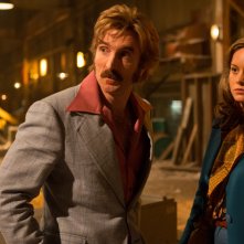 Free Fire: Sharlto Copley e Brie Larson in una scena del film