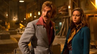 Free Fire: Sharlto Copley e Brie Larson in una scena del film
