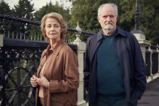 L'altra metà della storia: Charlotte Rampling e Jim Broadbent in un momento del film