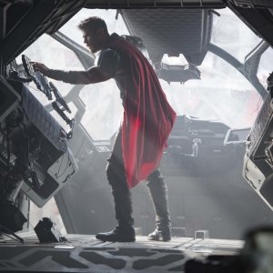 Thor: Ragnarok, Chris Hemsworth in un momento del film