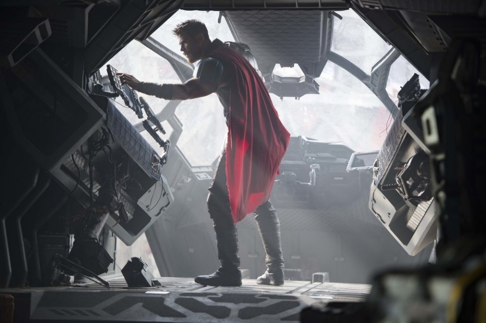 Thor: Ragnarok, Chris Hemsworth in un momento del film