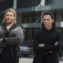 Thor: Ragnarok, Chris Hemsworth e Tom Hiddleston in un momento del film