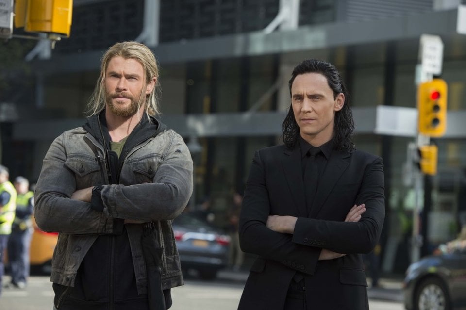 Thor: Ragnarok, Chris Hemsworth e Tom Hiddleston in un momento del film