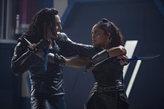 Thor: Ragnarok, Loki e Valkyrie in una foto del film