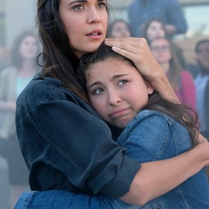 Supergirl: Odette Annable ed Emma Tremblay in Girl of Steel