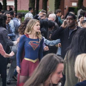 Supergirl: una foto di Melissa Benoist e David Harewood in Girl of Steel