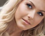 Bigger: Julianne Hough sarà la pioniera del fitness Betty Weider