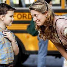 Young Sheldon: Iain Armitage insieme a Zoe Perry in una scena