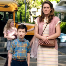 Young Sheldon: Zoe Perry e Iain Armitage in una scena