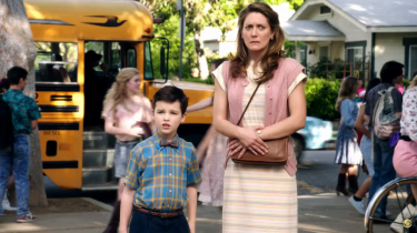 Young Sheldon: Zoe Perry e Iain Armitage in una scena