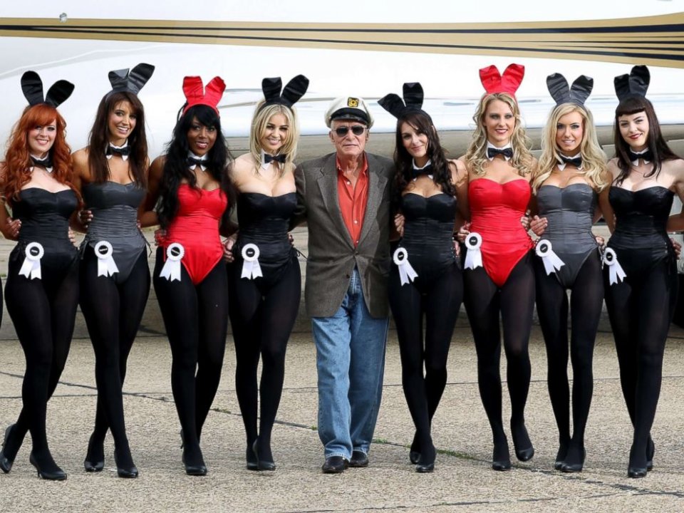 Hugh Hefner circondato dalle sue conigliette