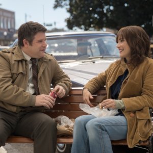 Stranger Things: Sean Astin e Winona Ryder in una foto della serie