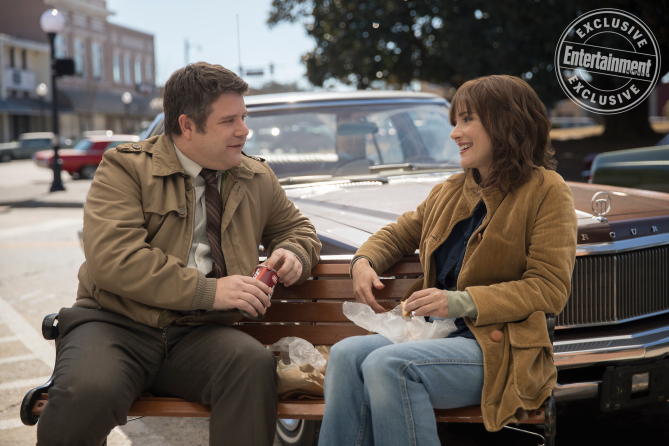 Stranger Things: Sean Astin e Winona Ryder in una foto della serie