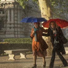 Nove lune e mezza: Claudia Gerini e Michela Andreozzi in un momento del film