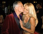 Pamela Anderson sexy e in lacrime per l'ultimo saluto a Hefner