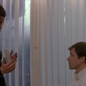 La moglie del soldato: Jaye Davidson e Stephen Rea in un momento del film