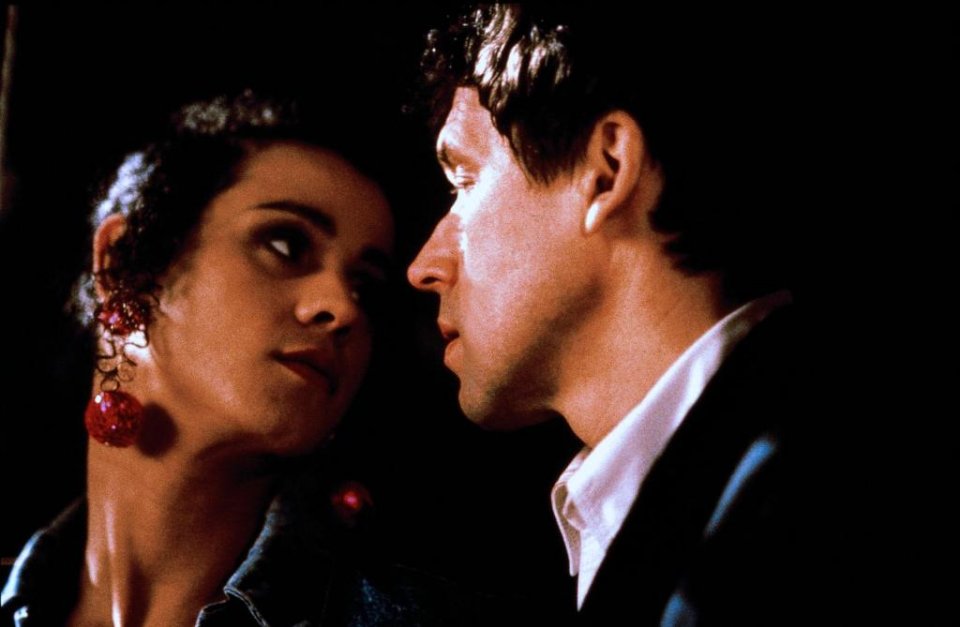 La moglie del soldato: Jaye Davidson e Stephen Rea in una scena del film