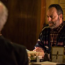 La ragazza nella nebbia: Jean Reno e Toni Servillo (di spalle) in una scena del film