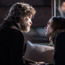 La ragazza nella nebbia: Lucrezia Guidone e Alessio Boni in una scena del film