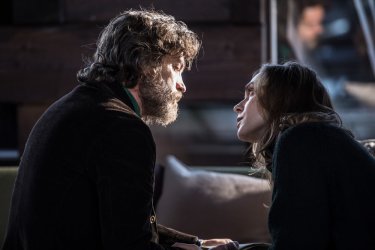 La ragazza nella nebbia: Lucrezia Guidone e Alessio Boni in una scena del film