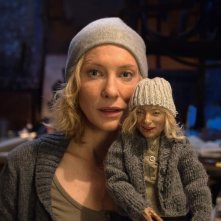 Manifesto: Cate Blanchett in un momento del film