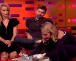 Margot Robbie dimostra le sue doti artistiche tatuando un fan in tv