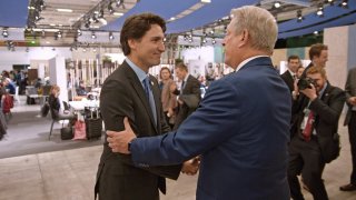 Una scomoda verità 2: Al Gore insieme a Justin Trudeau in una scena del documentario