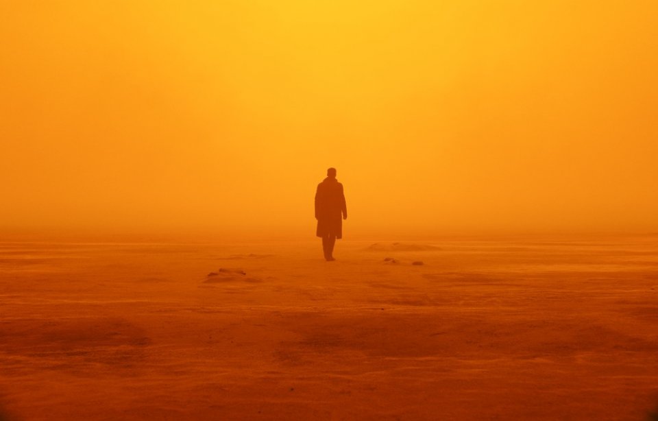 Blade Runner 2049: Ryan Gosling in una suggestiva immagine del film