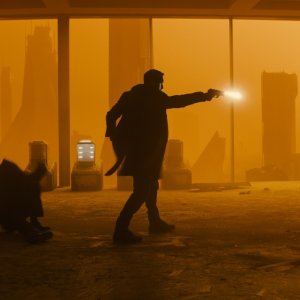 Blade Runner 2049: Ryan Gosling in una scena d'azione del film