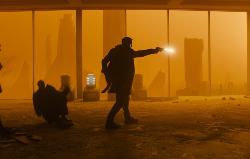 Blade Runner 2049: Ryan Gosling in una scena d'azione del film