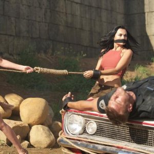 Blood Drive: Christina Ochoan con Alan Ritchson in una scena