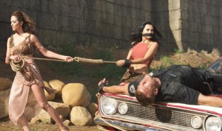 Blood Drive: Christina Ochoan con Alan Ritchson in una scena