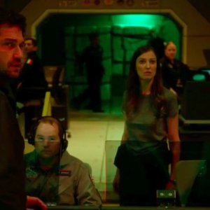 Geostorm: Gerard Butler e Alexandra Maria Lara in una scena del film