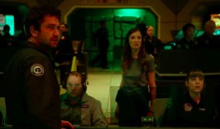 Geostorm: Gerard Butler e Alexandra Maria Lara in una scena del film