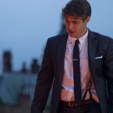 Mistero a Crooked House: Max Irons in una scena del film