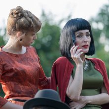 Mistero a Crooked House: Stefanie Martini e Gillian Anderson in una scena del film