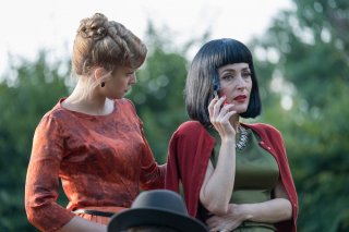 Mistero a Crooked House: Stefanie Martini e Gillian Anderson in una scena del film