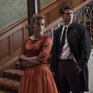 Mistero a Crooked House: Stefanie Martini e Max Irons in un momento del film