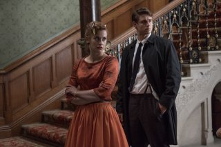 Mistero a Crooked House: Stefanie Martini e Max Irons in un momento del film