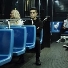 Mr. Robot: Portia Doubleday e Rami Malek in una scena della premiere della terza stagione