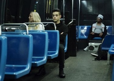 Mr. Robot: Portia Doubleday e Rami Malek in una scena della premiere della terza stagione