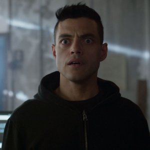 Mr. Robot: Rami Malek in una scena della premiere della terza stagione