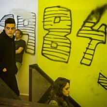Mr. Robot: Rami Malek e Carly Chaikin in una scena della premiere della terza stagione