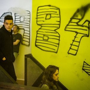 Mr. Robot: Rami Malek e Carly Chaikin in una scena della premiere della terza stagione