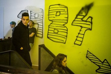 Mr. Robot: Rami Malek e Carly Chaikin in una scena della premiere della terza stagione