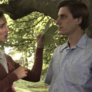 Una questione privata: Valentina Bellè e Luca Marinelli in una scena del film