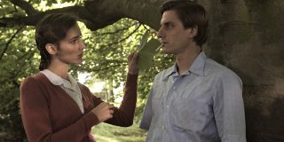 Una questione privata: Valentina Bellè e Luca Marinelli in una scena del film