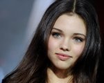 India Eisley e Chris Pine protagonisti della serie TNT One Day She'll Darken