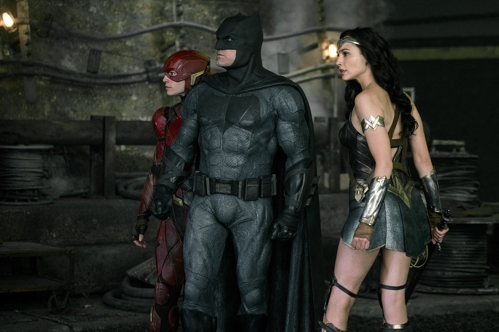 Ezra Miller, Ben Affleck e Gal Gadot in una scena di Justice League