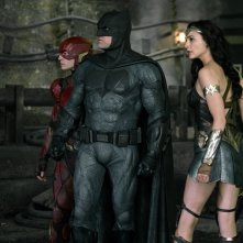 Justice League: Ezra Miller, Ben Affleck e Gal Gadot in una nuova foto